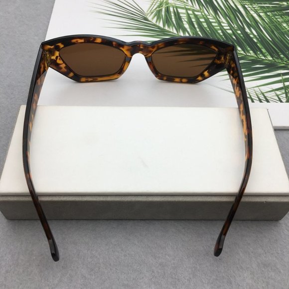 Fashion Sunglasses for Women and Men - Picture 4 of 4